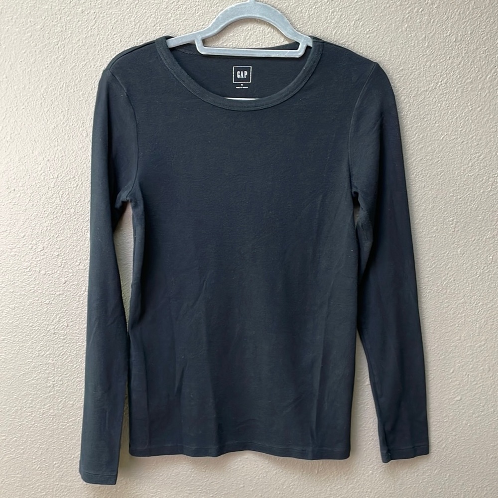 Gap long sleeve super soft v neck size M